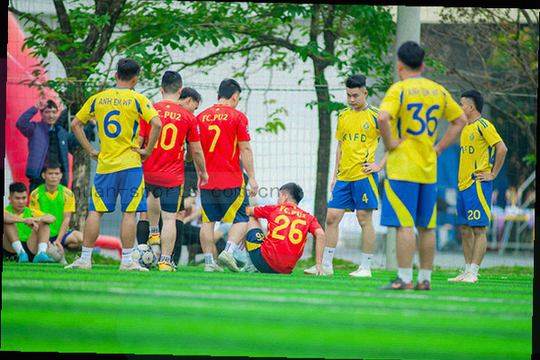 数据中心的抽象表现：服务器轨道上流动的光线与实时数据流